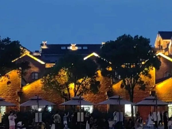 到处是年轻人摆摊的景德镇，有了新故事