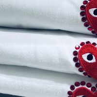 川久保玲 PLAY T 恤，夏日街头的 “爱心魔法”！