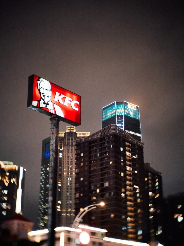 雨天扫街🌧️也要拍出旋转的电影梦境。福州街头 × Petzval 55 f/1.7 MKII 
最近迷上了一支特别有个性的镜头——Lomography Petzval 55mm f/1.7 MKII（