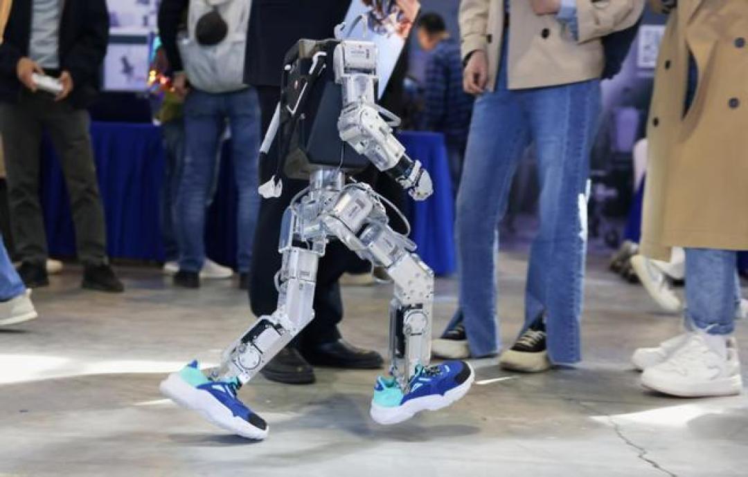 北京双擎聚能：2025世界机器人大会暨人形机器人大赛启幕