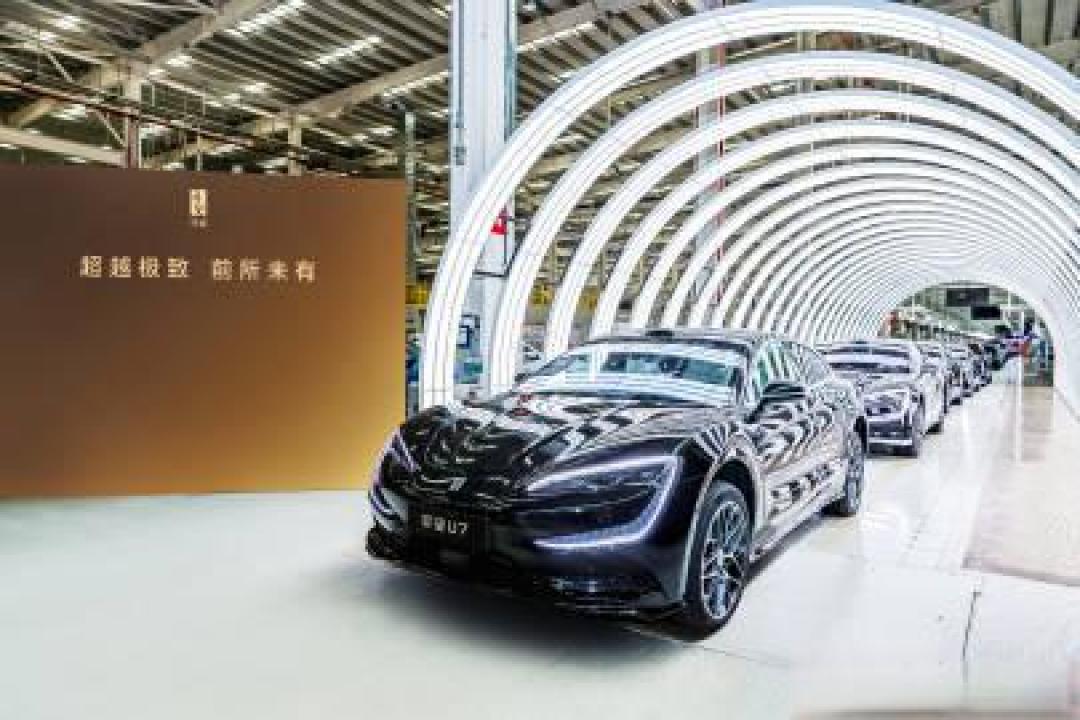 奥运冠军潘展乐领衔仰望U7上市，比亚迪1300万辆下线见证中国智造巅峰突破