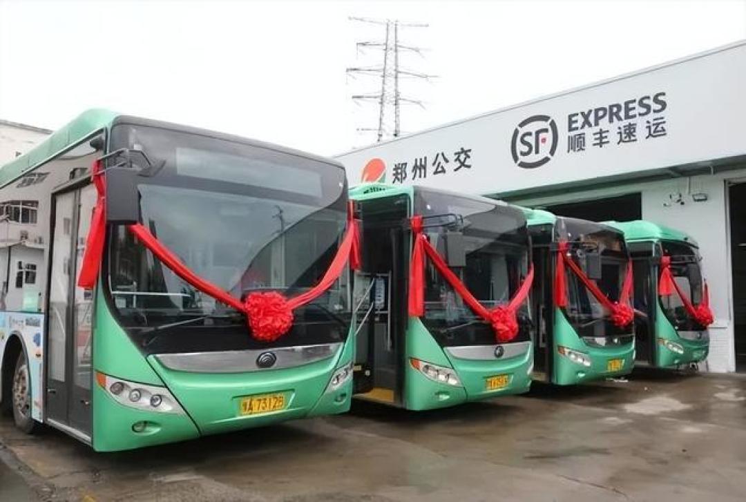 公交跨界"兼职"送快递:闲置运力如何撬动百亿新蓝海?