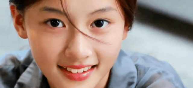 素颜女孩“七七”神似张柏芝街拍走红~