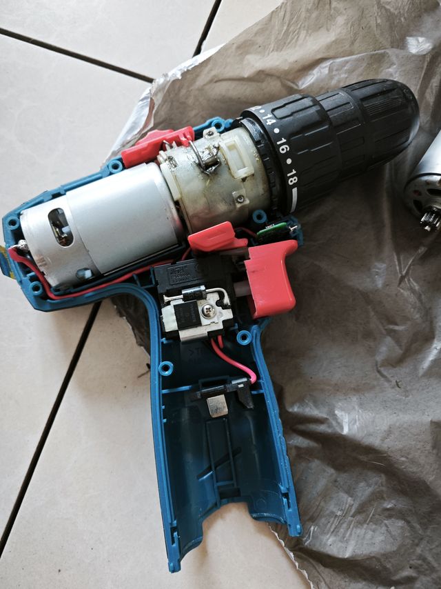 东成有刷手电钻，电机冒烟起火，自己10块钱更换电机