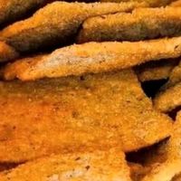 在众多休闲零食中，刺猬阿甘的这款花椒味锅巴