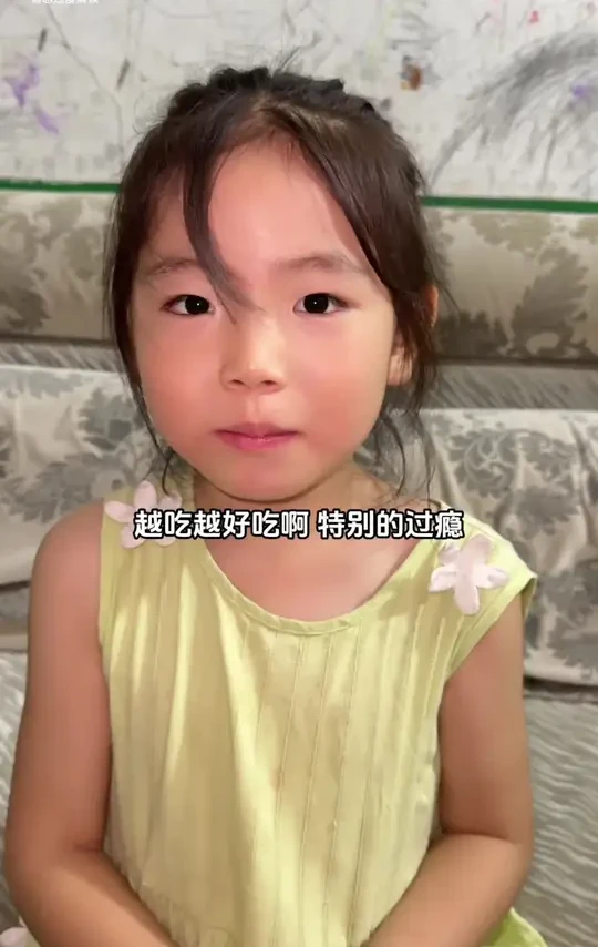 去地里回来孩子们把厂家给我寄的样品吃了，这是盐津铺子新出的脆骨小肉枣，独立包装干净又卫生，携带还方便，好吃不贵经济实惠，大人小孩都喜欢吃，也是家里必备的小零食，关键价格特别给力，只需要19块9到手50