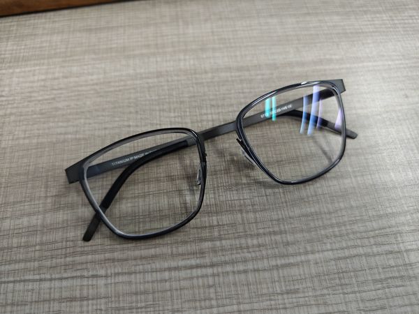超轻钛合金全框眼镜架舒适设计