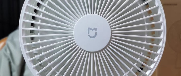 小米桌面风扇：底座特省地，拆洗还方便 