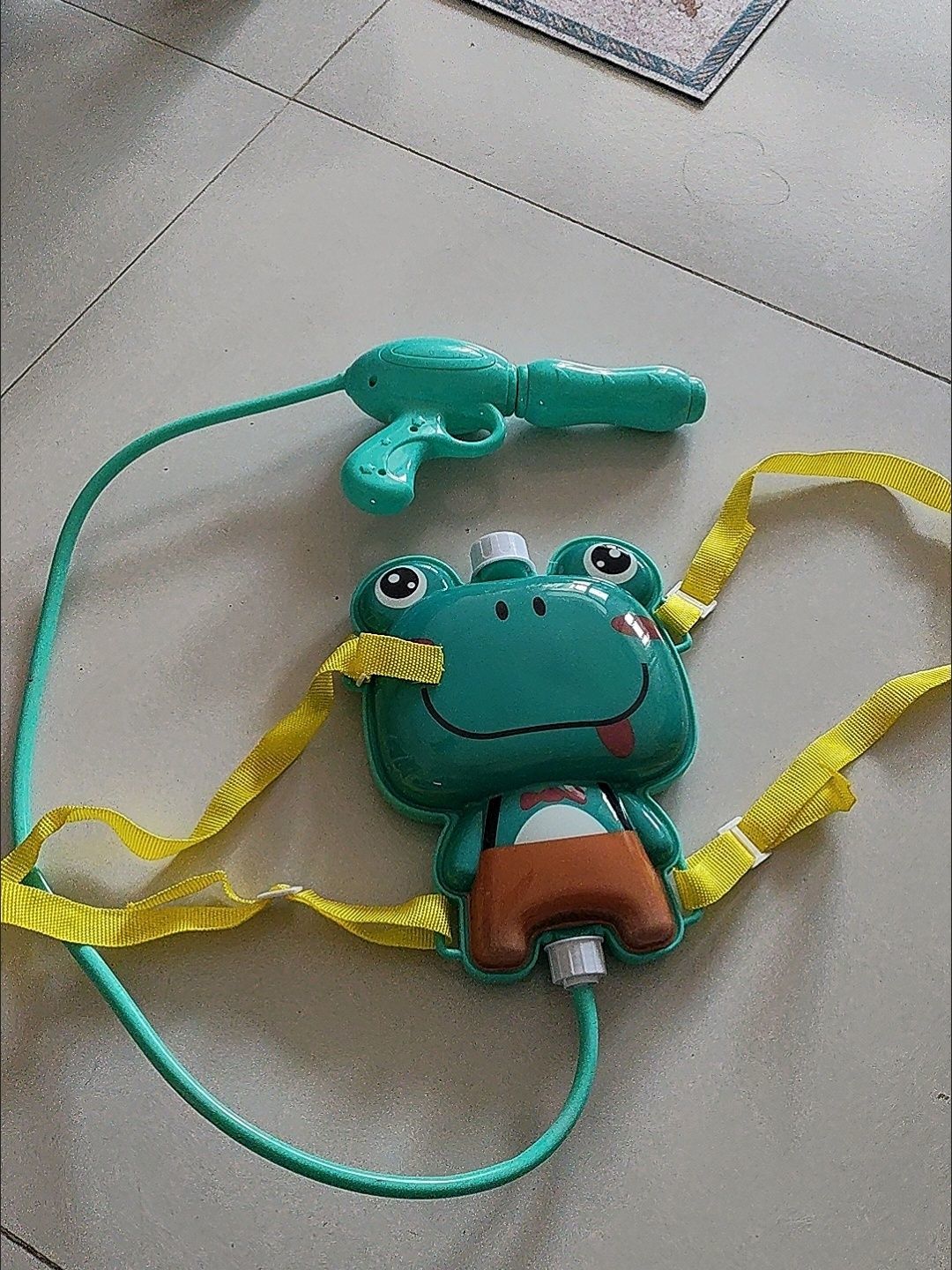 夏日戏水神器,背包式水枪解放双手