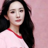 杨幂一袭粉色“长安的荔枝”主题T恤+闪钻短裙，少女感爆棚！