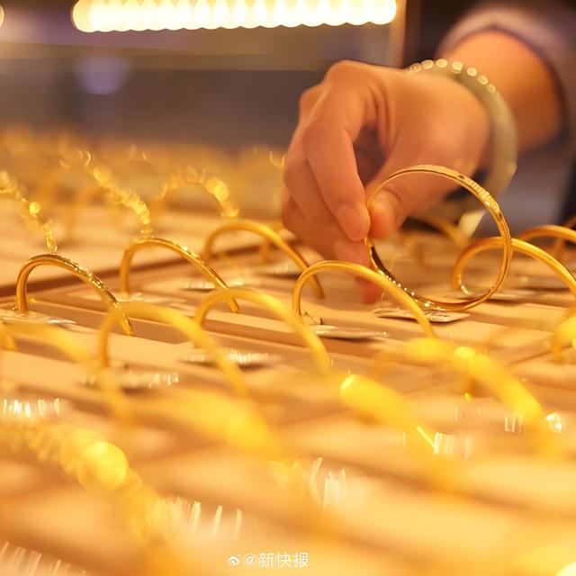 跌破千元！金饰价格创年内新低，现在抄底还是观望？