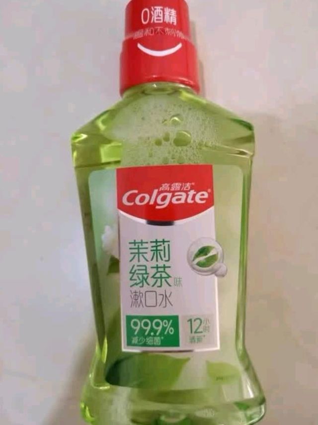包里常备的高露洁漱口水