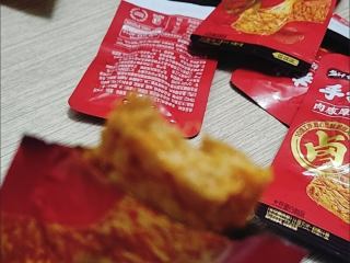 盐津铺子手撕素牛排：我的办公室“续命零食”，解馋无负担