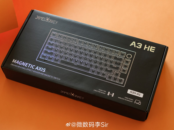 最近入手了这款贱驴A3 HE磁轴键盘，使用过一段时间后，想和大家分享一下，它真的是我用过体验超棒的键盘之一！

外壳采用铝合金材质，表面经过磨砂处理，手感温润细腻，淡紫色的上盖搭配白色键帽，温柔又清新