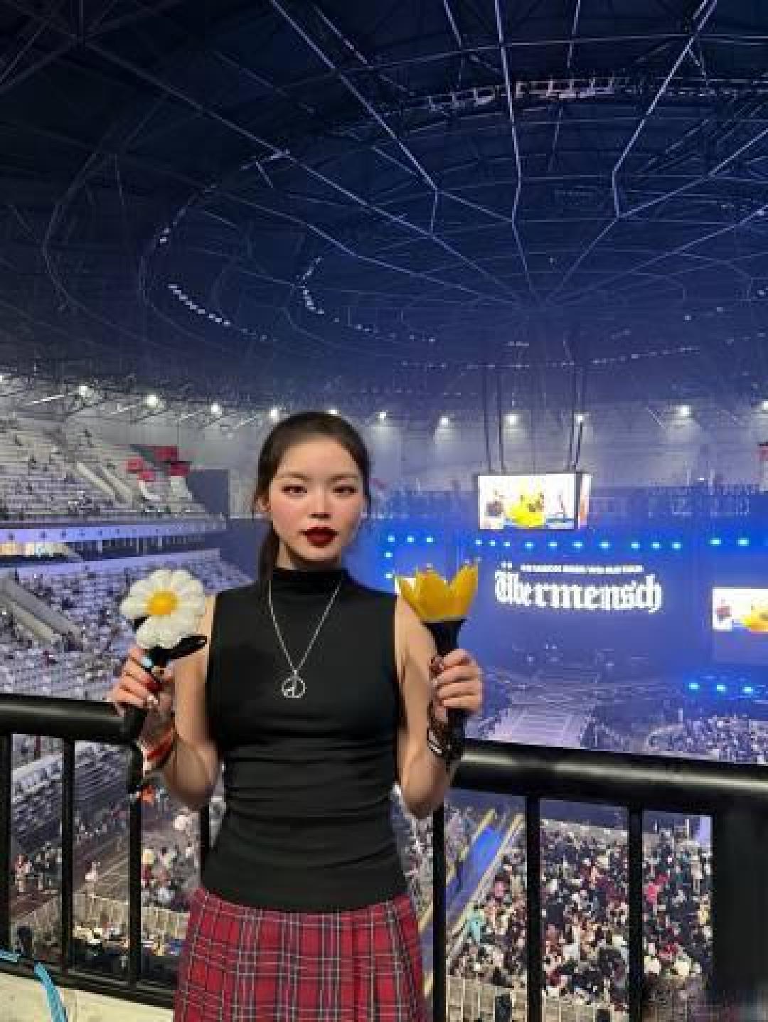 权志龙雅加达演唱会双场秒罄：超人舞台掀视听飓风，八年重逢引爆泪崩狂潮