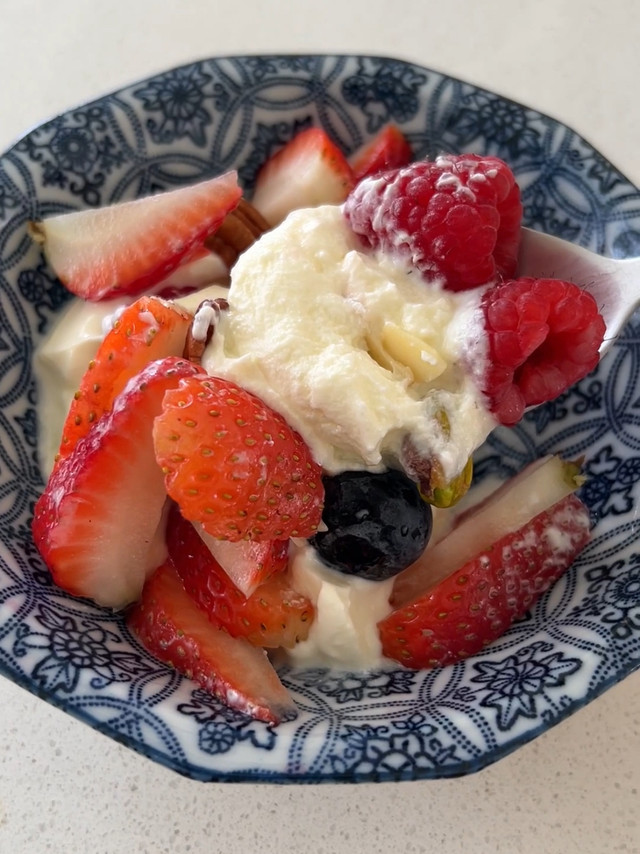 我这个是 Greek Style Yoghurt Natural Flavour，是Meiji（日本品牌）在泰国生产的，不是真正的希腊酸奶，所以不是很贵，在普通超市能买到的，一般都是这种。只要 Gre