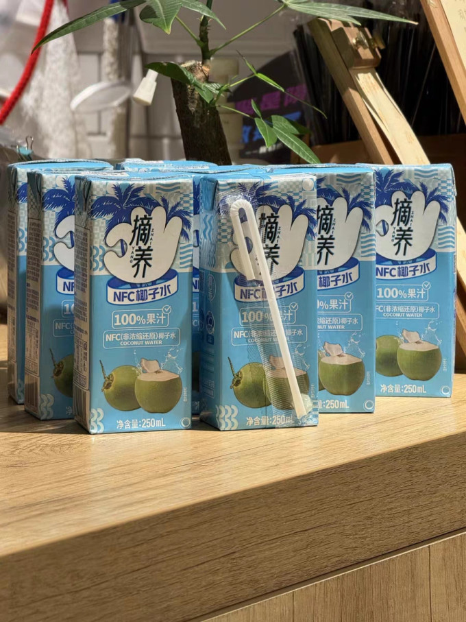 摘养果汁饮料