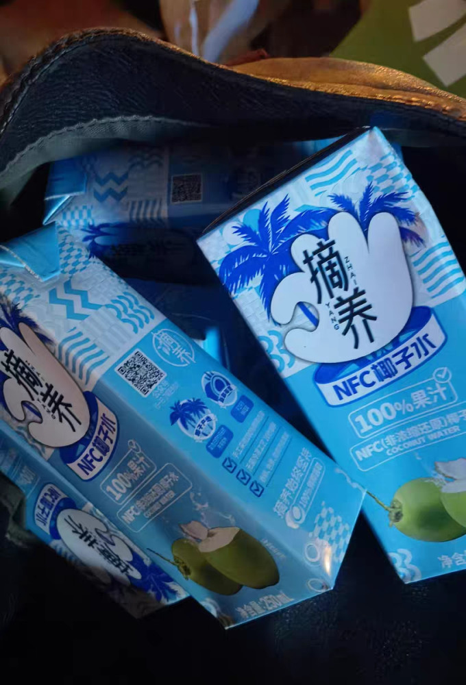 摘养果汁饮料