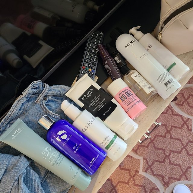 最满意的网购赠品巴宝力化妆包。这个包质感很好而且特别能装，我这次去上海meet friends带的洗浴用品，包括头皮凝胶、洗发水、浴液、两个身体乳 (glytone当刷酸身体膜 is停留身体乳)、香体