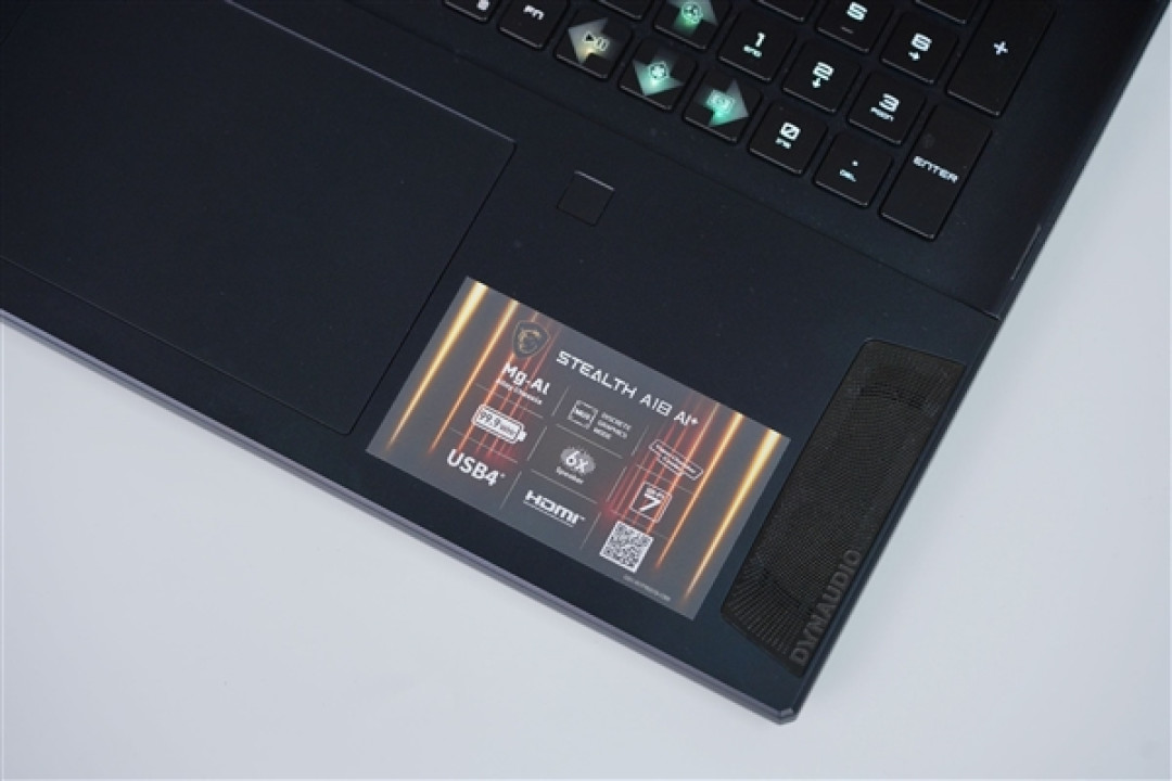 RTX 5090+4K MiniLED屏!微星绝影18 AI+锐龙版2025图赏