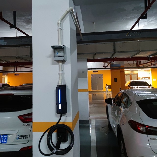 为什么充电桩安装不能用硬线？强迫症装半边柱子又是怎么回事。