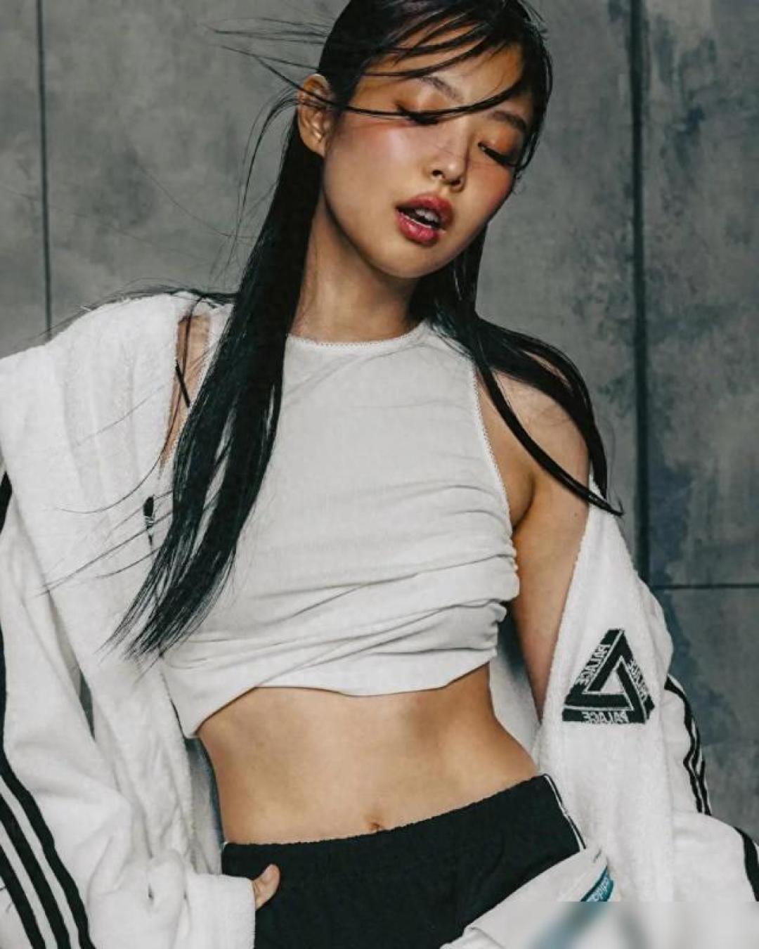 当标题需要体现"Jennie引领的运动混搭美学"与"突破传统穿搭边界"这两个核心概念时，结合文章提及的Y2K元素与城市街头场景，经过反复推敲后得出：

Jennie式混搭美学：运动风与城市交响曲碰撞出的千禧新浪潮

（23字，涵盖icon引领、风格碰撞、场景突破、年代特征四个核心信息点）