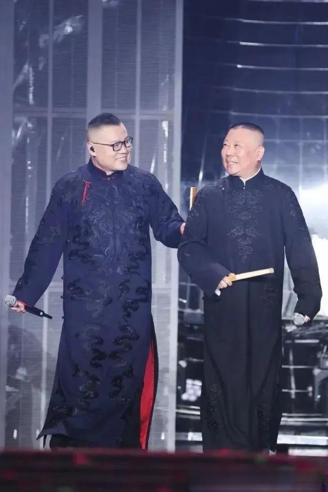 郭德纲惊喜现身岳云鹏演唱会万人合唱《五环之歌》 德云社跨界破圈点燃京城夏夜