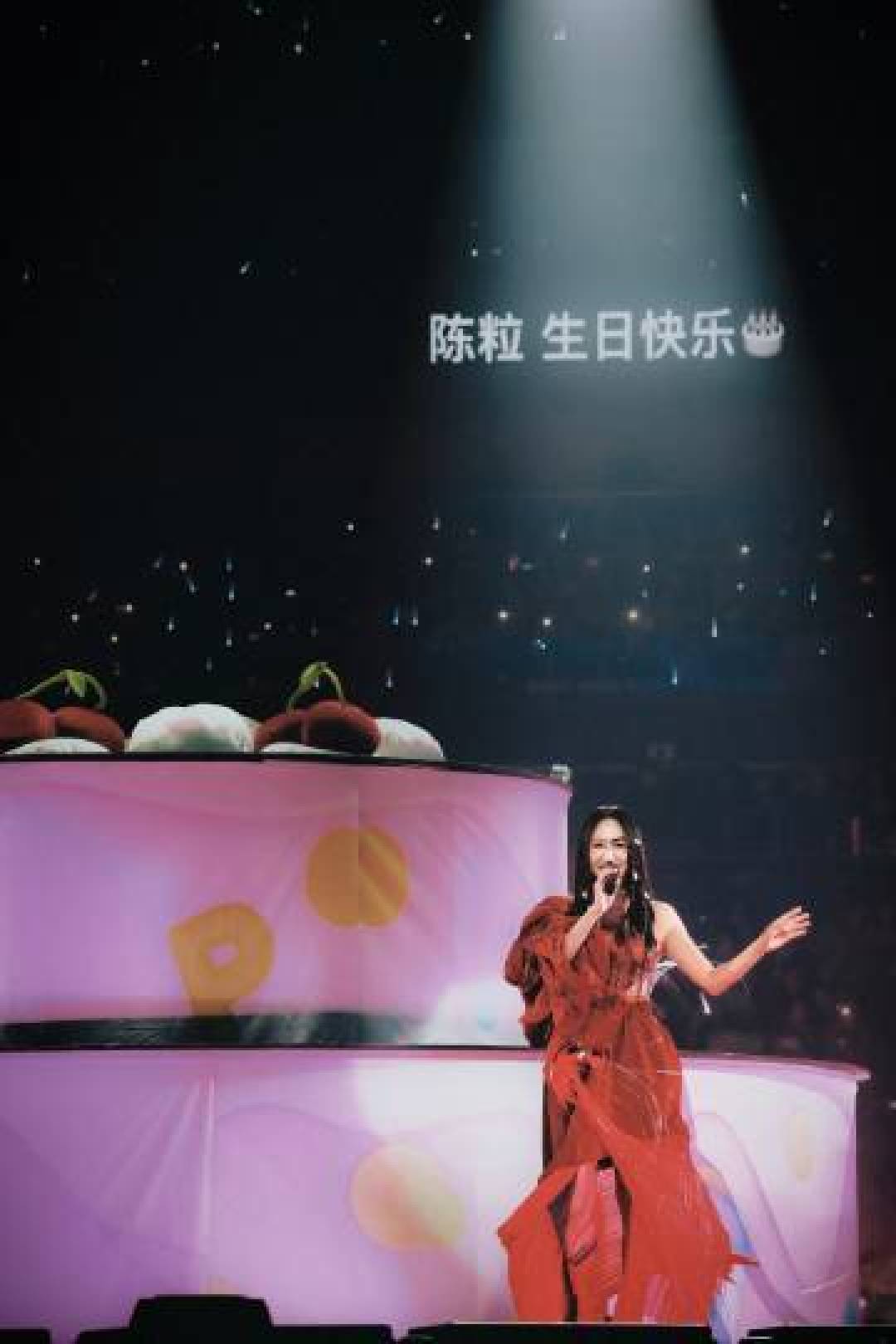 陈粒北京十年之约演唱会：舞台诗境与双向奔赴织就音乐乌托邦
