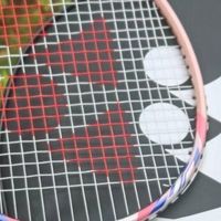 尤尼克斯疾光7000I：轻量速攻与颜值并存