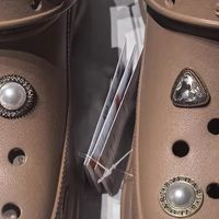 透气轻便的洞洞鞋设计，好穿舒适