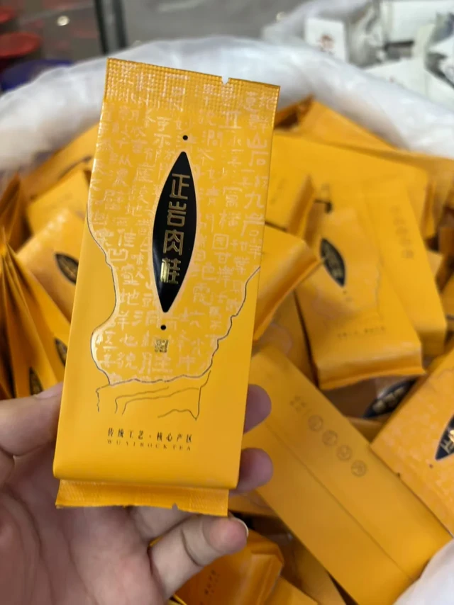别去景区买伴手礼！跟着福州土著去批发市场
每次来福州总会采买一堆茶叶，送领导客户和同事朋友，买多了总会有些选购经验💡～
‼千万不要去任何景区买！又贵品质又差😅
🍵想要便宜又正宗，就去五里亭茶城
就在市