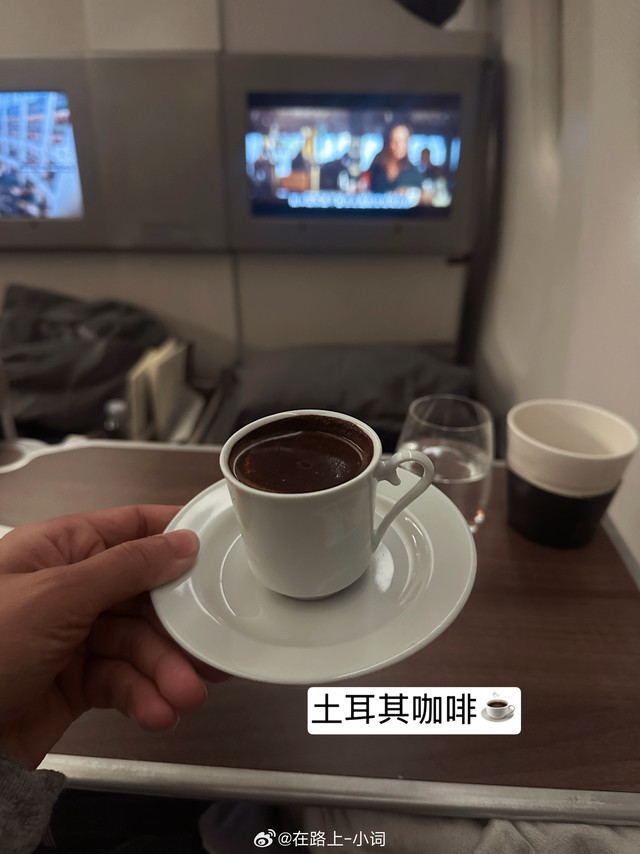 hi，时隔一年小词又来伊斯坦布尔啦，这次体验了土耳其航空的商务舱，也解锁土耳其航空的N种惊喜✨候机不无聊哈，休息室的免费无限WiFi随时连，Miles&amp;Smiles会员秒登超方便，和闺蜜聊天八