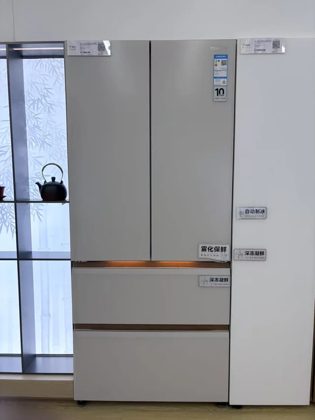 性价比之王｜东芝冰箱536和537怎么选？
东芝536和537冰箱的主要区别在于门款式和内部结构不同。536法式门 ，冷冻区两个大抽屉拿取方便;而537十字开门，冷冻区分区更精细。
外观上都是玉芷纱磨