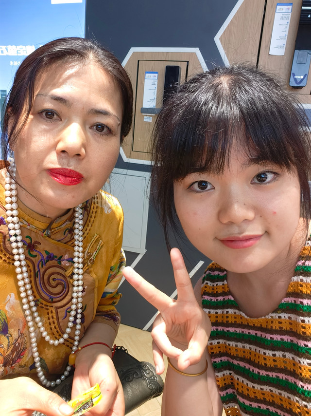 带着郭女士买了新手机，最近她一直想换手机，昨晚又给我说了她想换手机了，我连夜做攻略，看测评，看上了p70pro，嘿嘿，老郭很满意，在京东之家搞定，实惠还送了小狗，不过就是为什么没有大学生优惠啊，哈哈哈