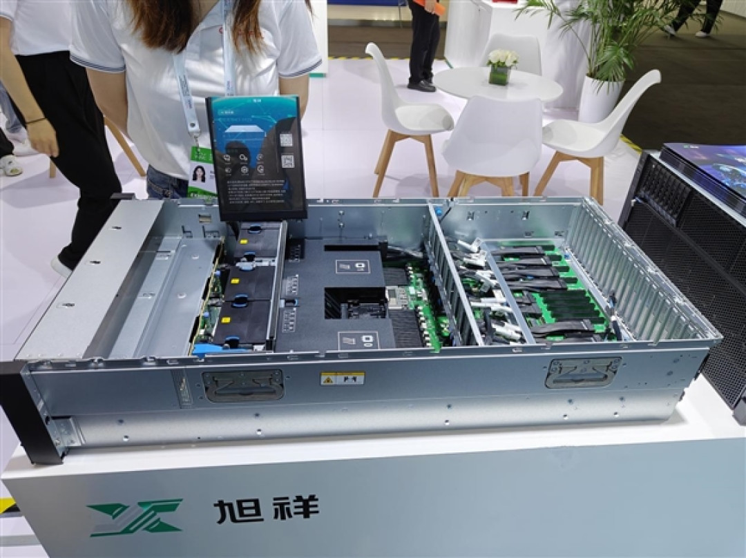 旭祥WAIC 2025首秀惊艳!七彩虹做AI还真有点东西