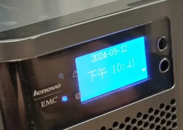 某鱼流出大牌带显示屏企业网络存储主机，最大四盘位，双千兆网口