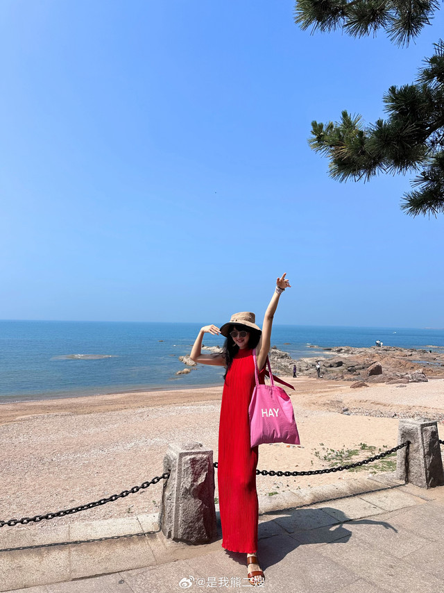 给大家推荐今年两个喜欢的帽子👒一个就是春天的时候在小狮子Lion家买的这个，当时只道是平常，结果每次出游都带着，因为非常非常实用。随便怎么揉，叠，挤，展开就很漂亮。帽檐的黑边很洋气，那个褶皱也打得很漂