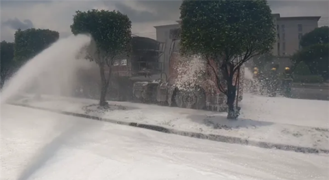 装了18吨电池 货车突然起火！灭火泡沫如同下了场大雪
