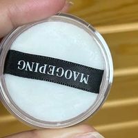 毛戈平散粉:干皮友好型定妆产品