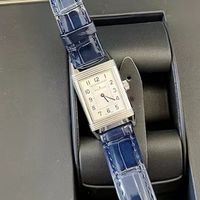 积家 翻转系列石英女表：优雅与实用的邂逅