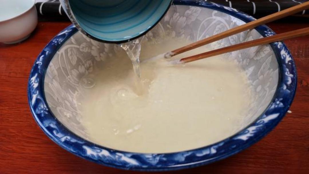 百年面香颤动舌尖:一碗市井白面碗托解锁南北碳水灵魂