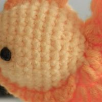 这么可爱的毛线小金鱼，这可是我一针一线勾出来的！