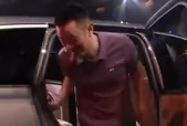 乐道L90发布会出现罕见一幕 李斌现场跑步 连跑7圈不带喘 体能杠杠的