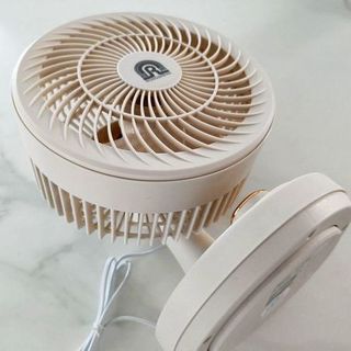 看看我在闲鱼入手的小电扇，放在餐桌上，真是价廉物美了！