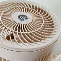 看看我在闲鱼入手的小电扇，放在餐桌上，真是价廉物美了！