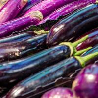 买茄子时，如何辨别“激素茄子”？菜农：教您一招，别再选错了！