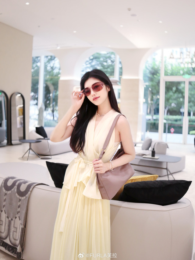 把生活调成Easy模式，和@一闻芸 一起去新开的FURLA CASA逛一逛。背上Sfera Soft包包就会知道，原来不费力的时髦才是松弛感的精髓。包如其名，Sfera Soft从内到外都散发着温柔的