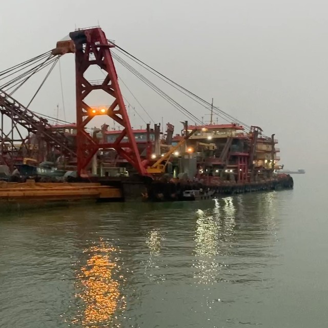 海上迷雾，修理中的作业船，仿佛误入童话世界！