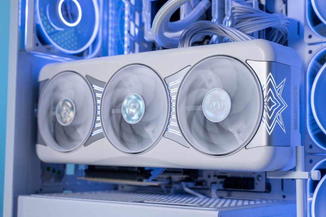 影驰 GeForce RTX 5090 D 星曜显卡上盖优化!装拆更稳更顺手