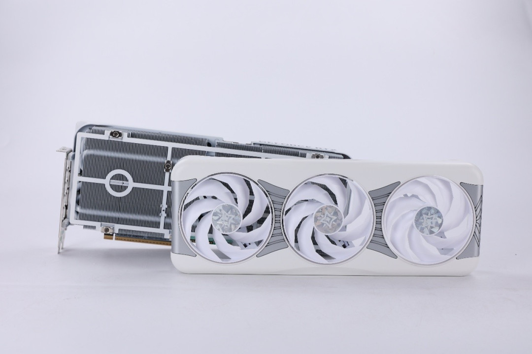 影驰 GeForce RTX 5090 D 星曜显卡上盖优化!装拆更稳更顺手